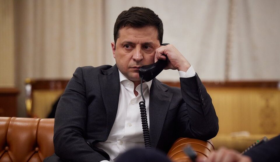 Zelensky faz `pedido desesperado' para que EUA ajudem com envio de mais aviões