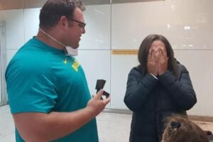 Darlan Romani pede a mulher em casamento