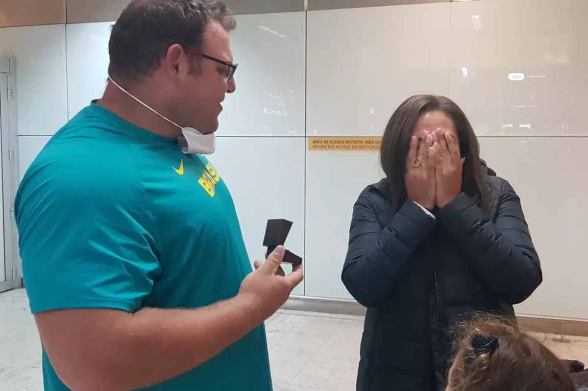 Darlan Romani pede a mulher em casamento