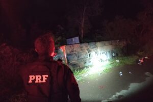 Ônibus tomba e deixa dez pessoas feridas na BR-153 em Estrela do Norte (GO)