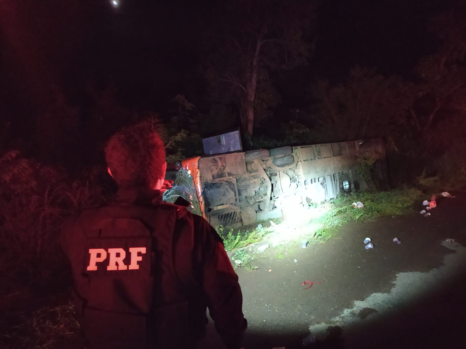 Ônibus tomba e deixa dez pessoas feridas na BR-153 em Estrela do Norte (GO)