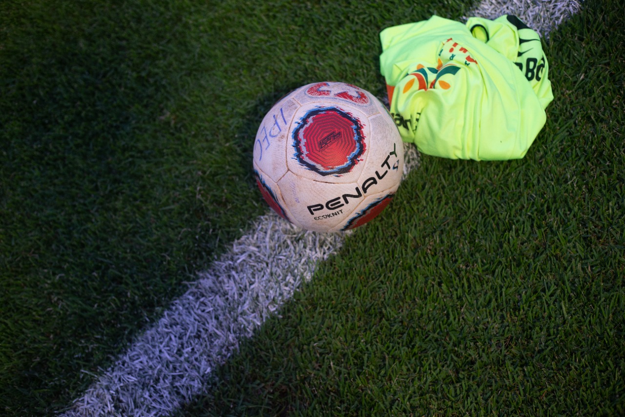 Bola do Campeonato Goiano e colete