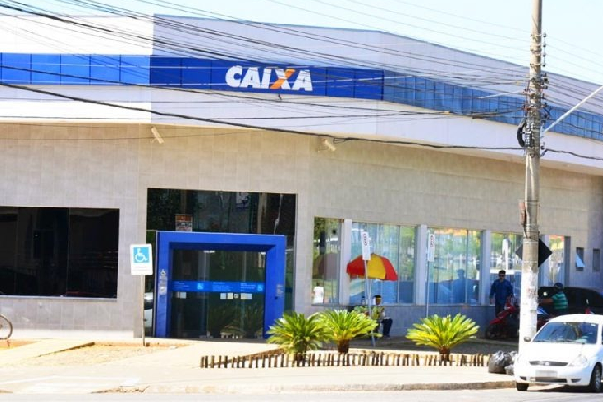 A Polícia Federal prendeu um homem e uma mulher suspeitos de participarem de um roubo à banco em Aparecida de Goiânia, no último dia 8 de setembro. Na ocasião, grupo criminoso conseguiu roubar R$ 500 mil de uma agência da Caixa Econômica Federal. Na manhã desta terça-feira (22), cerca de seis meses após o crime, os agentes federais cumpriram mandados de prisão preventiva e de busca e apreensão nos Estados de Minas Gerais e Paraná.