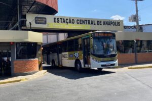 Veículo da empresa Urban saindo do terminal central de Anápolis