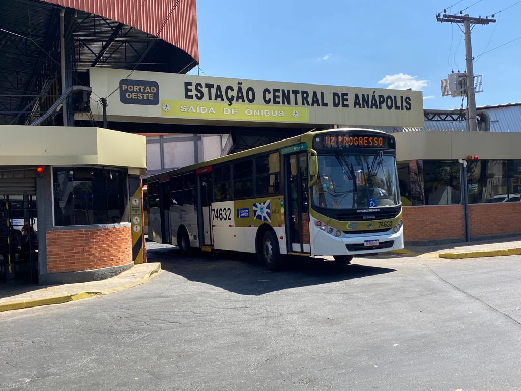 Veículo da empresa Urban saindo do terminal central de Anápolis