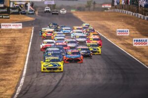 Carros da Stock Car em disputa na prova de Goiânia