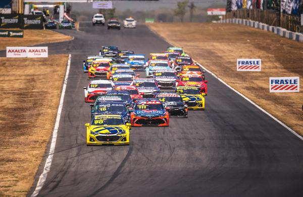 Carros da Stock Car em disputa na prova de Goiânia