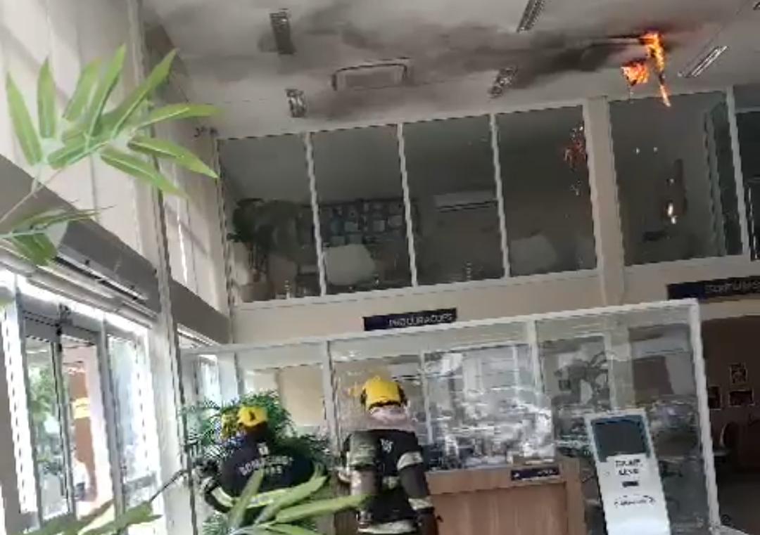 Imobiliária pega fogo no setor Bueno em Goiânia