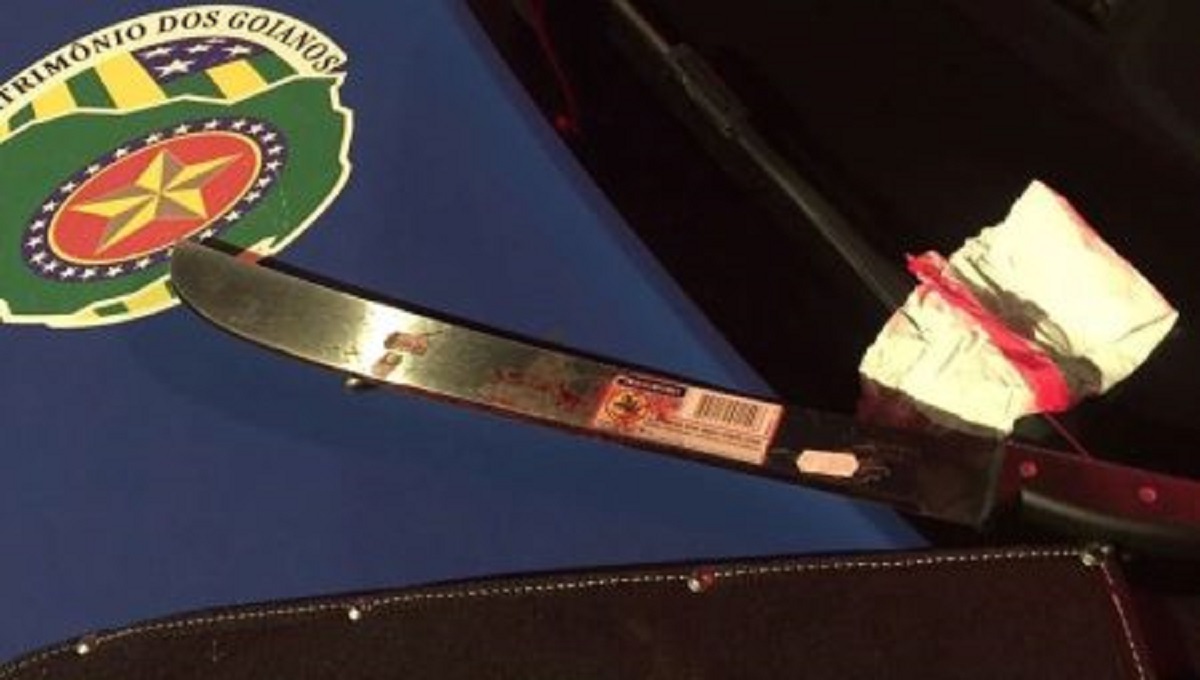 Idoso tem mão decepada por sem-teto armado com facão em Goiânia