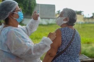 Idosa recebendo vacina