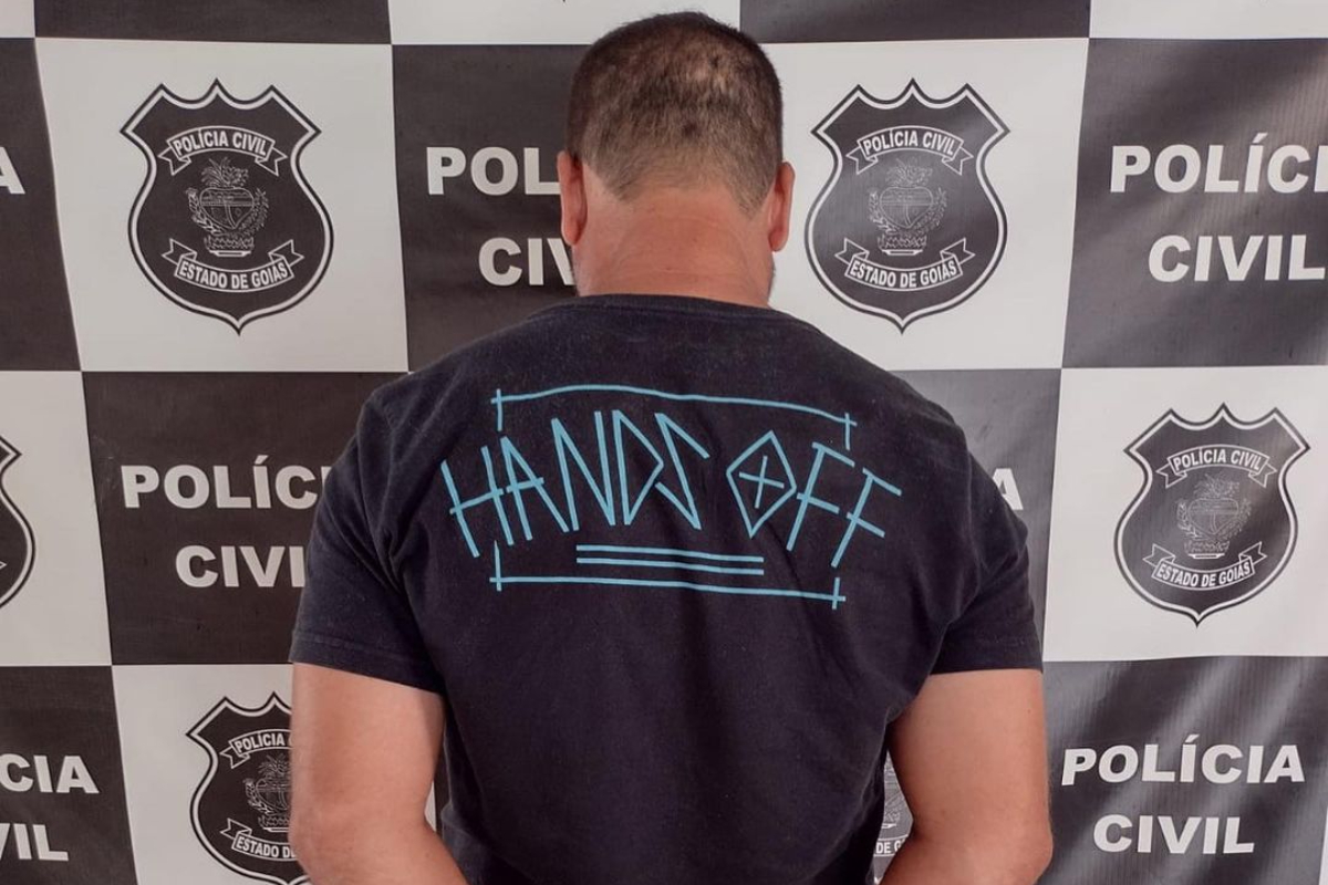 Um homem está preso suspeito de aliciar pela internet uma menina de 11 anos, em Quirinópolis, Sudoeste de Goiás. A Polícia Civil afirma que o sujeito, que tem 52 anos, ameaçava a criança para que ela enviasse conteúdos pornográficos de si mesma para ele. Caso contrário, ele lhe faria algum mal. Os investigadores ressaltam que o homem conseguiu o telefone da menina através de um grupo da escola da filha dele, de idade semelhante.