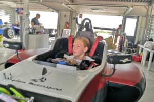 Aurélia Nobels testando carro da Fórmula 4