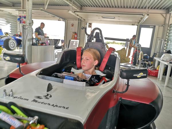Aurélia Nobels testando carro da Fórmula 4