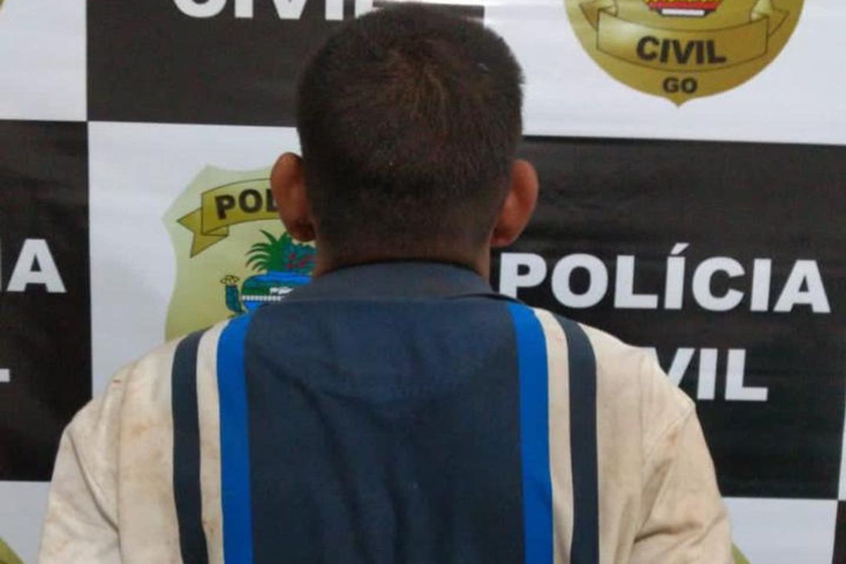 O suspeito D.A.S.C. confessou à Polícia Civil que matou um homem esfaqueado por sentir medo de apanhar novamente da vítima. O crime aconteceu no dia 18 de dezembro de 2021, em um 'espetinho' da cidade de Itauçu, no Noroeste de Goiás. Os agentes civis prenderam o suspeito de forma preventiva nesta terça-feira (15), na zona rural de Araçu, quase três meses após o homicídio.