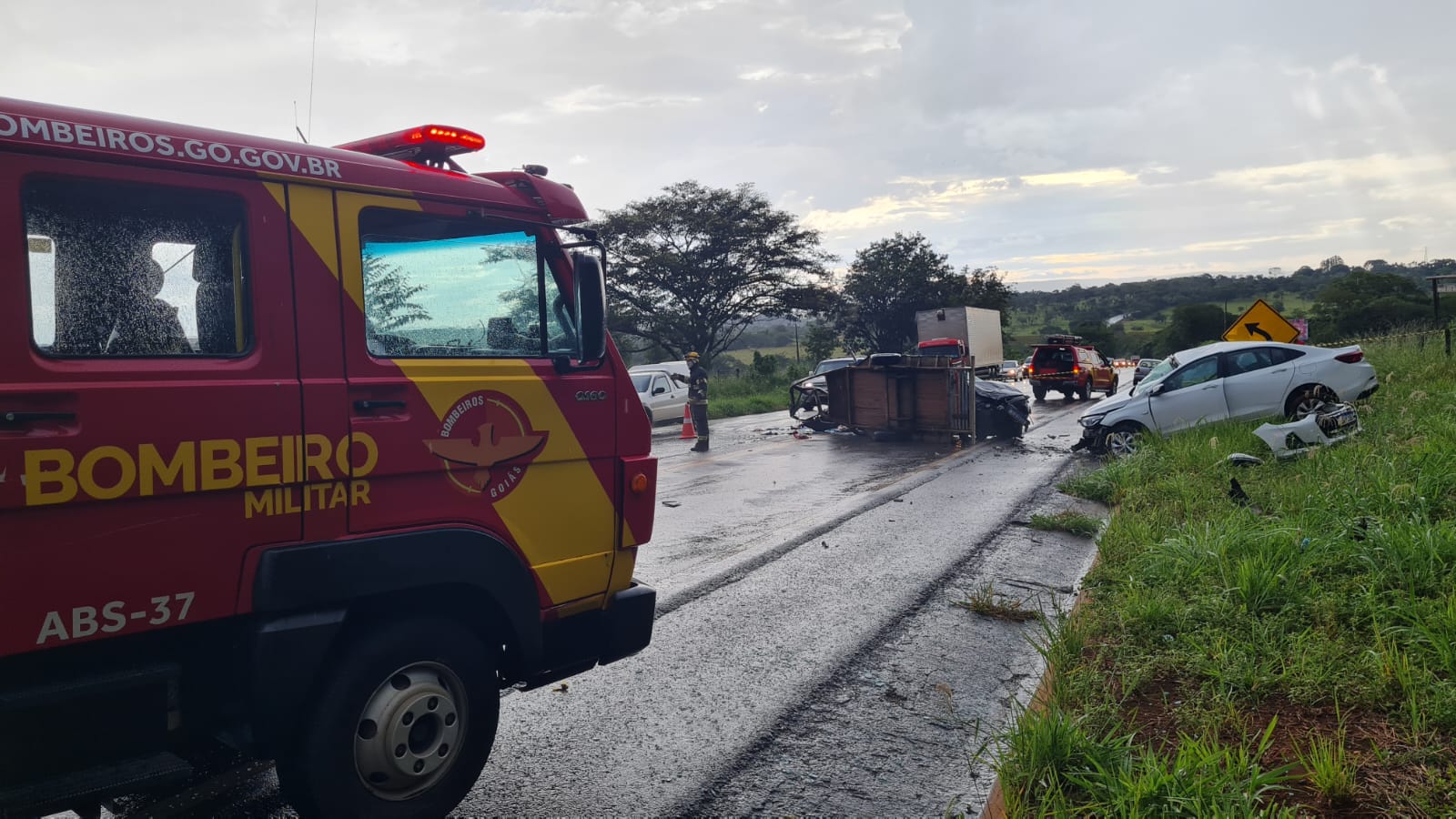 Acidente na GO-060 mata motorista e deixa outro ferido, em Trindade