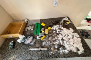 Após confronto, PM apreende mais de 300 porções de drogas em Goiânia (Foto: Polícia Militar)