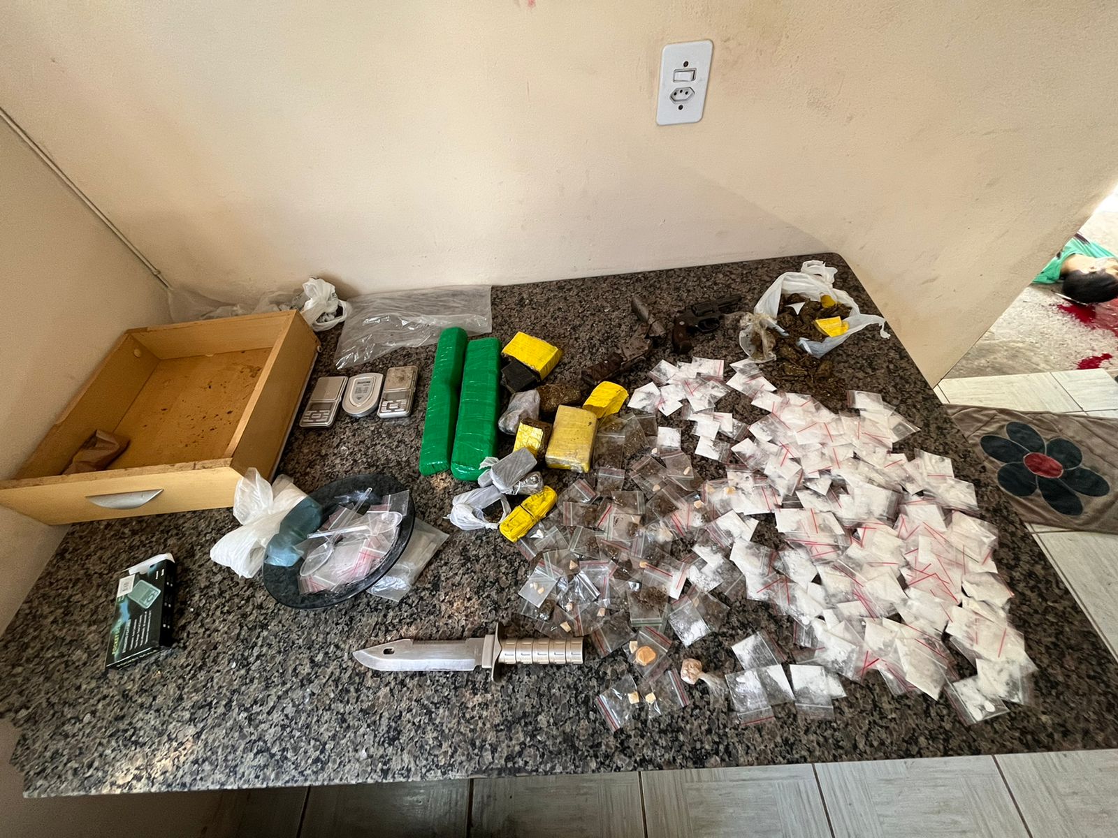 Após confronto, PM apreende mais de 300 porções de drogas em Goiânia (Foto: Polícia Militar)