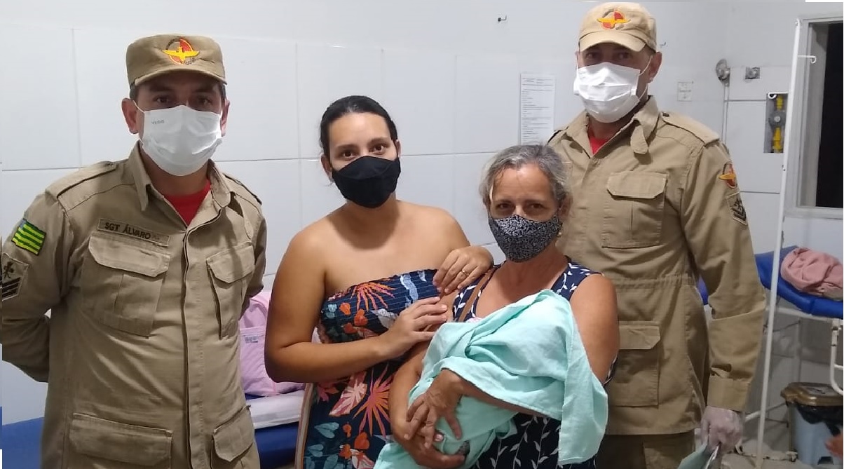 Criança engasgou durante amamentação e mãe foi orientada à fazer manobras de salvamento por telefone (Foto: Divulgação - CBMGO)