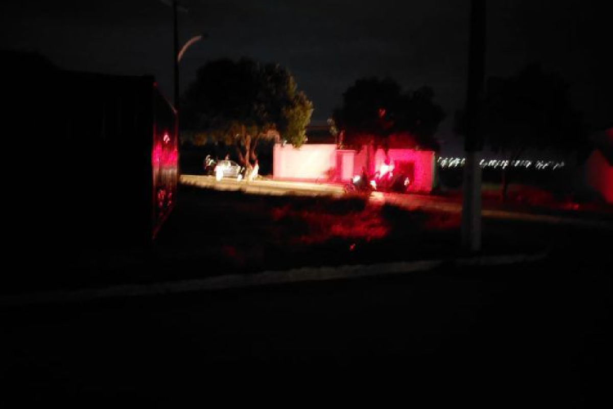 Um carro colidiu contra uma poste de energia por volta das 03h58 deste domingo (20), na cidade de Catalão, no Sudeste de Goiás. O veículo trafegava pelo bairro Alto da Boa Vista, quando perdeu o controle da direção, por motivos ainda desconhecidos.