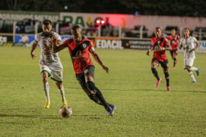 Marlon Freitas sendo marcado contra o Morrinhos