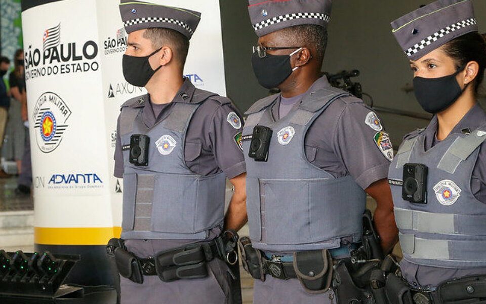 Policiais com câmeras nos uniformes