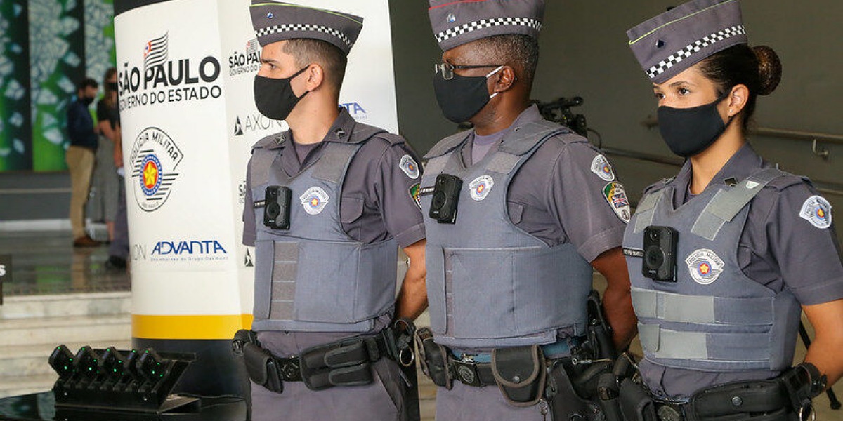 Policiais com câmeras nos uniformes