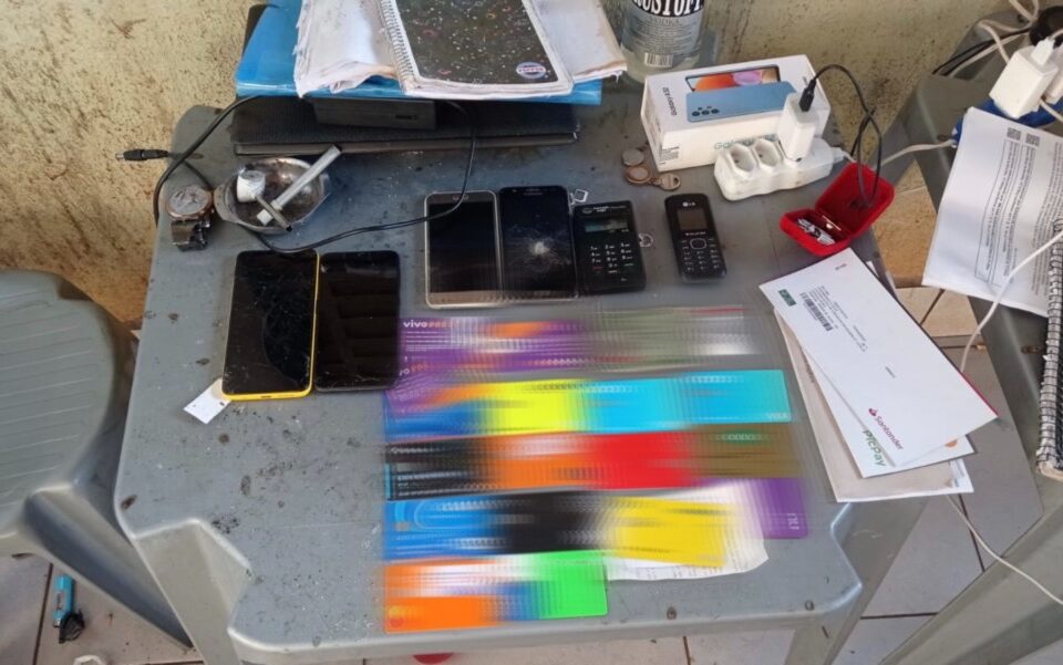 aplicar golpe As Polícias Civis de Goiás e do Maranhão agiram juntas para prender dois homens suspeitos de se passarem por juízes, promotores e desembargadores do Maranhão para aplicarem golpes em políticos maranhenses.