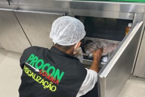 Procon Goiânia autua estabelecimentos de praça de alimentação de shopping por venda de alimentos impróprios para consumo (Foto: Prefeitura de Goiânia)