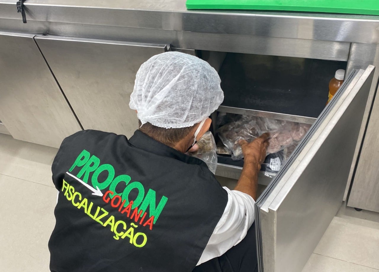 Procon Goiânia autua estabelecimentos de praça de alimentação de shopping por venda de alimentos impróprios para consumo (Foto: Prefeitura de Goiânia)