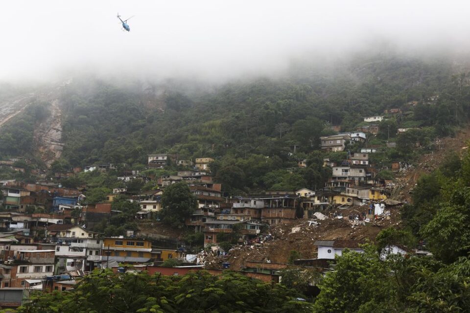 Subiu para seis o número de mortos após o forte temporal que mais uma vez atingiu a cidade de Petrópolis, no Rio de Janeiro. (Foto: Agência Brasil)