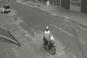 Golpista usava biz para fugir ao aplicar golpes. (Foto: Reprodução PM)