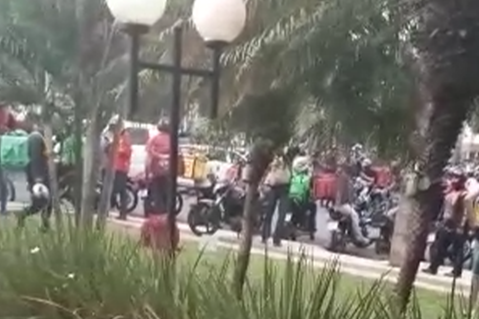Entregadores de aplicativo em protesto em frente ao condominío onde mora adolescente em Goiânia (Foto: Reprodução/redes sociais)