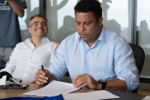 Ronaldo assinando contrato Cruzeiro
