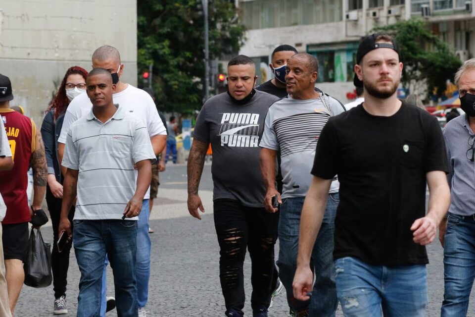 Uso de máscaras deixa de ser obrigatório em seis capitais.