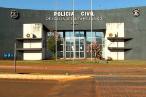 A Polícia Militar (PM) prendeu um homem suspeito de invadir a casa de um vizinho e matar o cachorro dele a tiros. O caso aconteceu nesta quarta-feira (16), na cidade de Turvelândia, Sudoeste de Goiás. Segundo a Polícia Civil, o homem estava em meio a um surto.