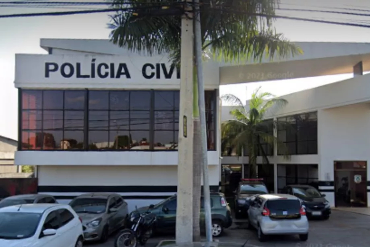 A Polícia Civil indiciou o cliente de uma distribuidora de bebidas por injúria racial contra uma atendente negra, em Aparecida de Goiânia. Segundo as investigações, o homem ofendeu a mulher com frases como: “Deixa que eu somo essa conta. Gente como você, que tem esse tipo de cabelo, não sabe fazer nada direito, fazem gambiarra”.