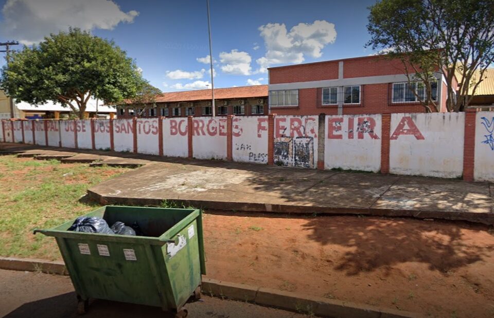 Mais de 100 alunos assistem aulas no escuro na Escola Municipal José dos Santos Borges Ferreira, em Aparecida (Foto: Google Street View - Reprodução)