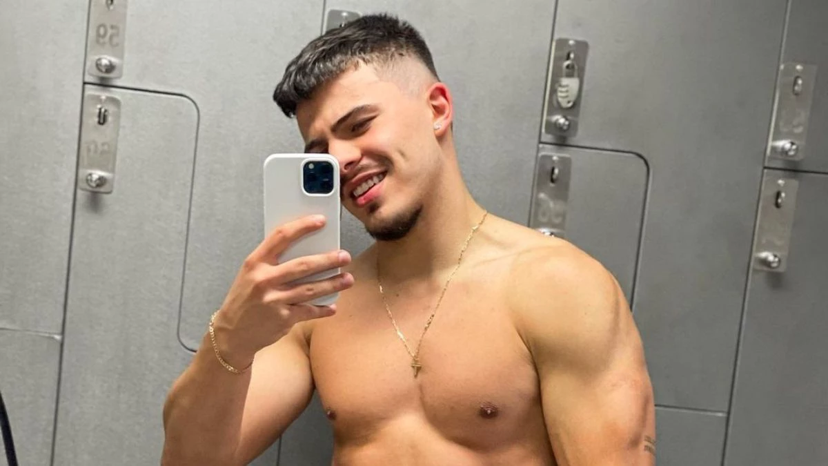 Thomaz Costa é flagrado em momento íntimo com a namorada por policiais