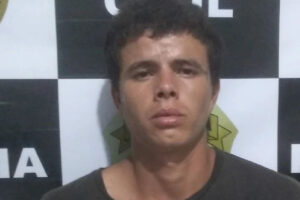 A Polícia Civil prendeu Wanderson Pereira Cardoso, também conhecido como 'Cruzinha', por suspeita de furtar hidrômetros de casas da cidade de Uruaçu, no Norte de Goiás. Além dele, um outro homem identificado apenas como L.M foi preso suspeito de receptar os objetos de origem ilegal.