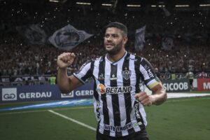 Hulk comemora com a torcida do Atlético-MG