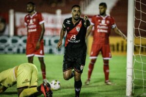 Dellatorre comemora gol contra o União Rondonópolis