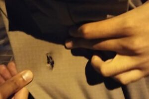 Farda do policial ficou rasgada após ataque do suspeito (Foto: Reprodução/PM)