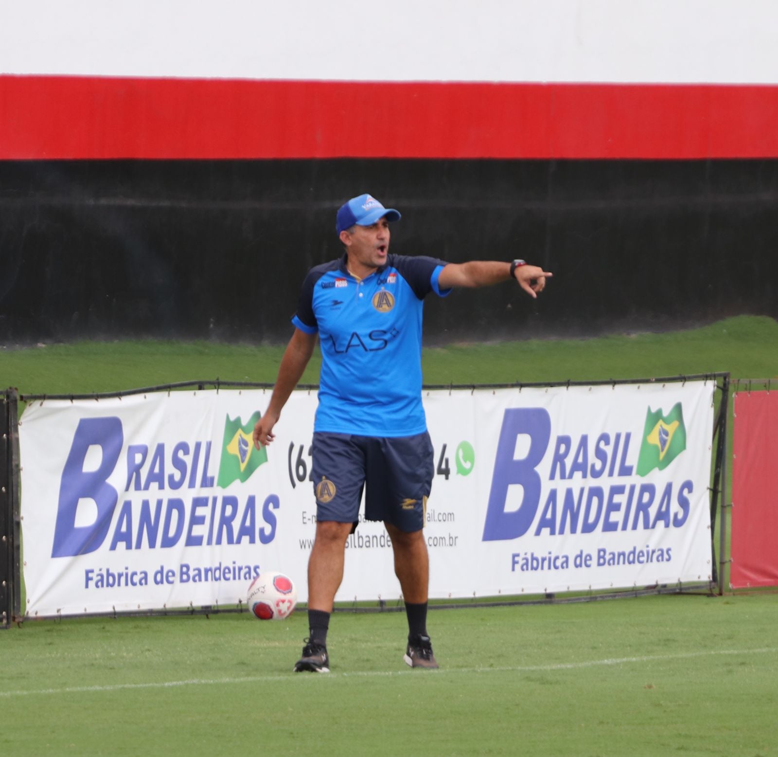 Eduardo Souza comandando a Aparecidense