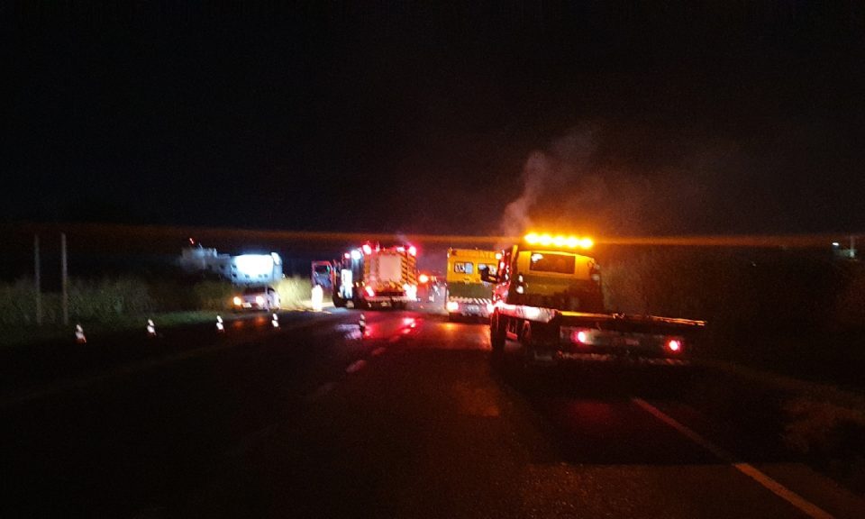 Bombeiros combatem princípio de incêndio em micro-ônibus na BR-050 em Catalão (GO)