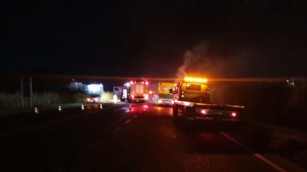 Bombeiros combatem princípio de incêndio em micro-ônibus na BR-050 em Catalão (GO)