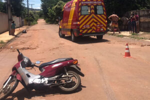 Adolescente fratura o nariz após moto que conduzia colidir contra carro em Goianésia