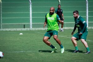 Fellipe Bastos sendo marcado por Elvis no treinamento