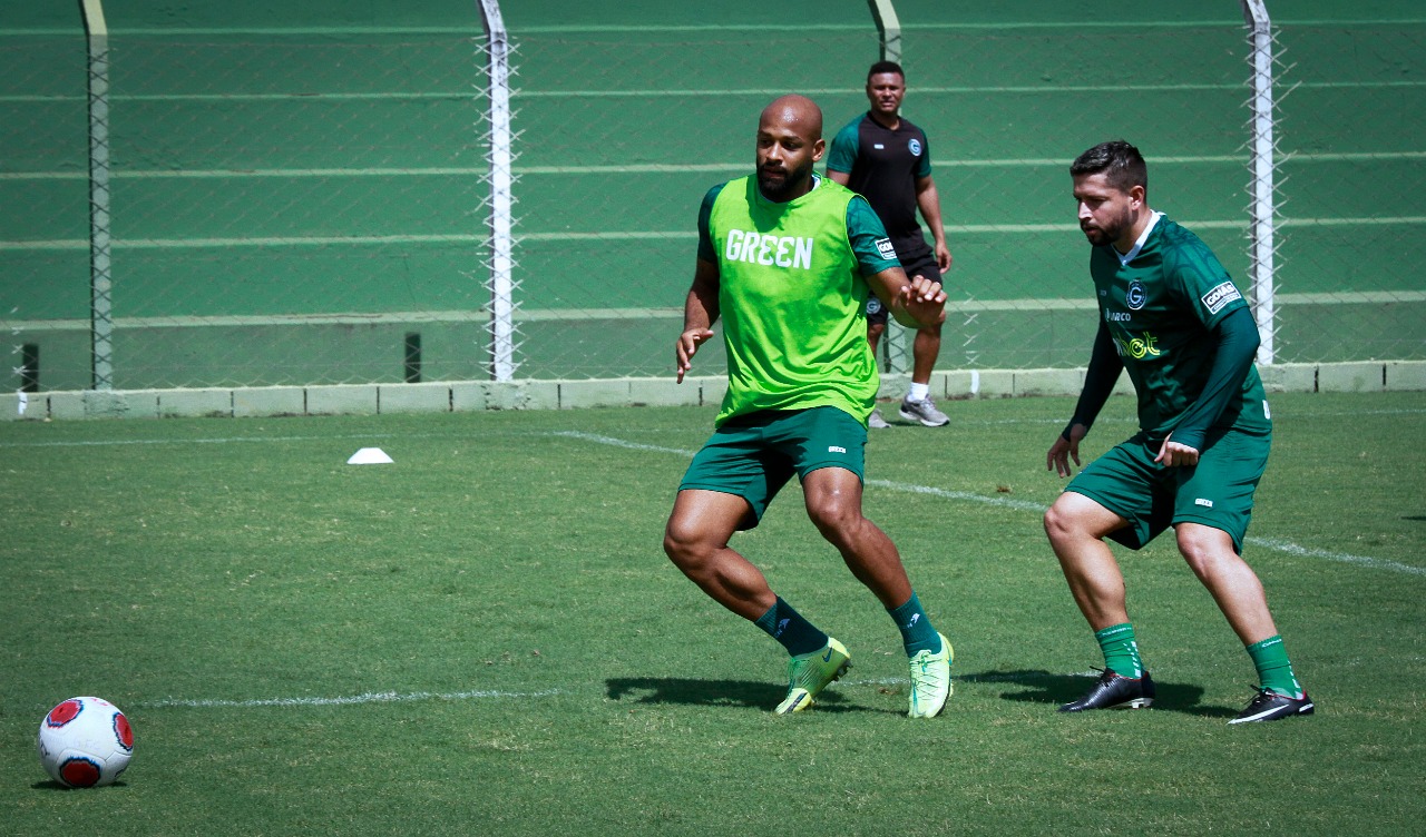 Fellipe Bastos sendo marcado por Elvis no treinamento