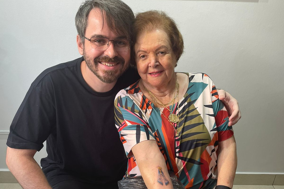 Filhas de Dona Líbia contam que a idosa fez questão de tirar uma foto com o tatuador, DaLua (Foto: Reprodução - Arquivo Pessoal)