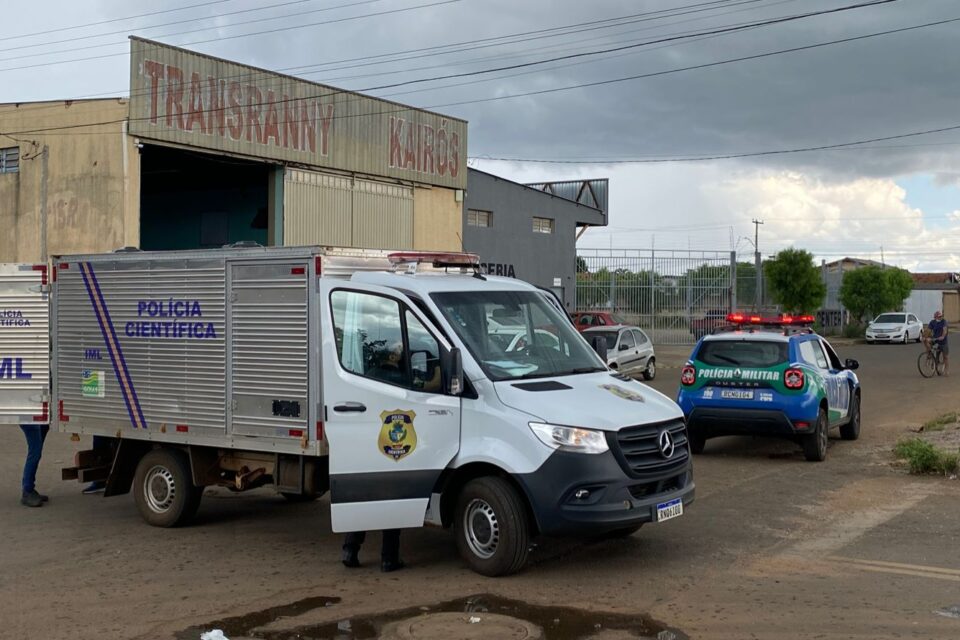 Jovem foi encontrado morto na Avenida Afonso pena (Foto: Jonathan Cavalcante/Mais Goiás)